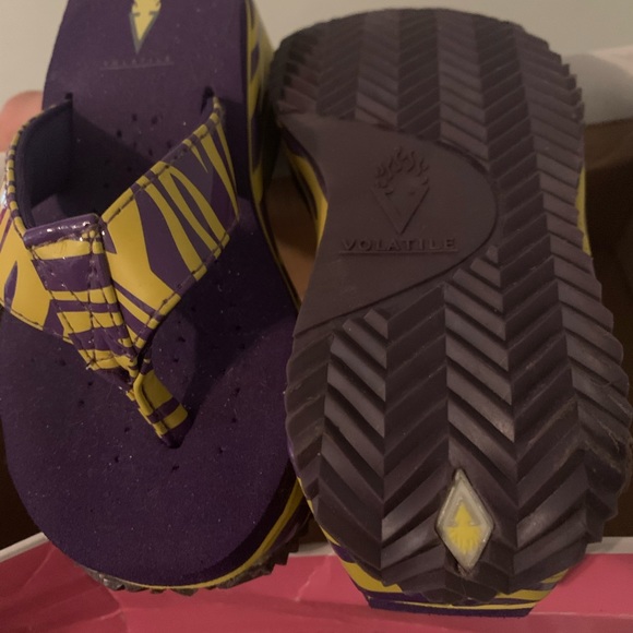 Toddler Purple and gold wedge flip flops - Picture 2 of 2